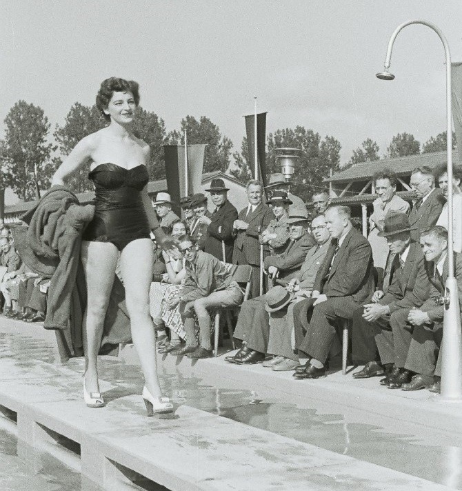 Bademodenschau zur Eröffnung des Freibads 1951