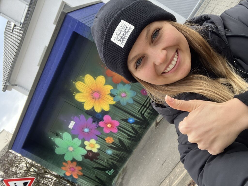 Bunte Blumen auf der Trafostation