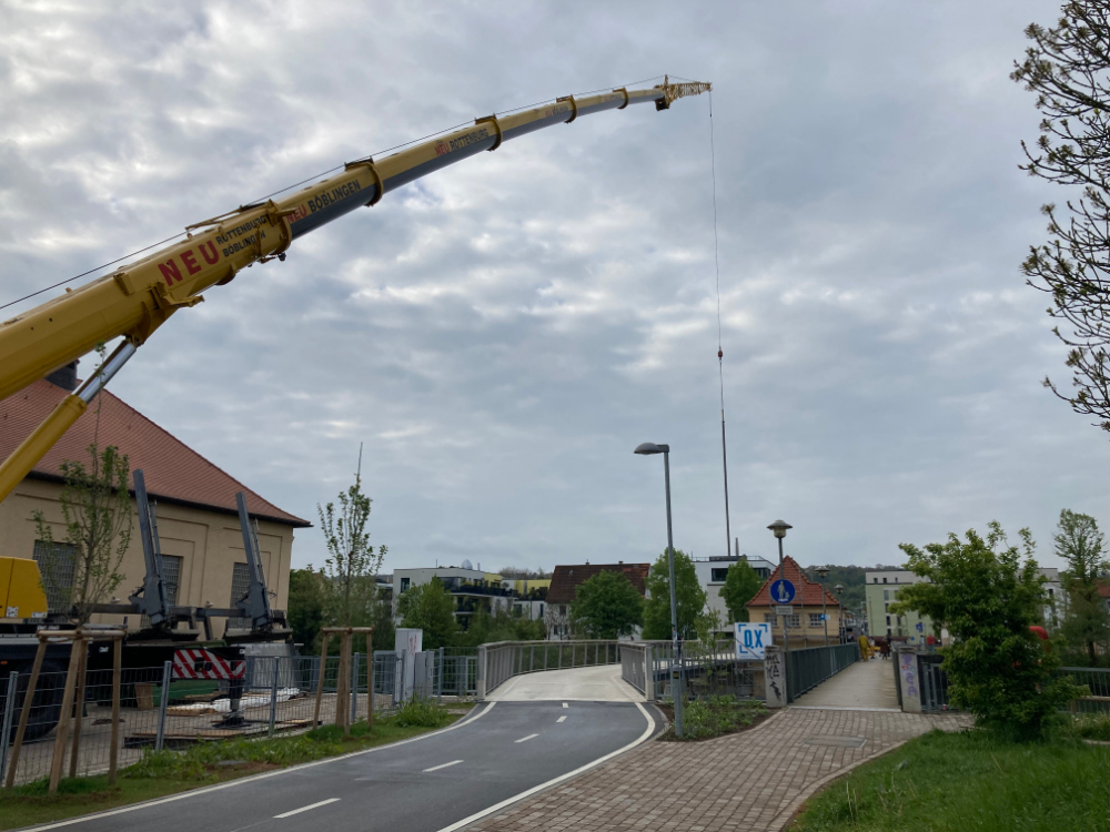 THW und Feuerwehr bergen einen Baumstamm, der am Wehr steckengeblieben war. Im Frühjahr 2024 kann die neue Kette eingebaut werden.