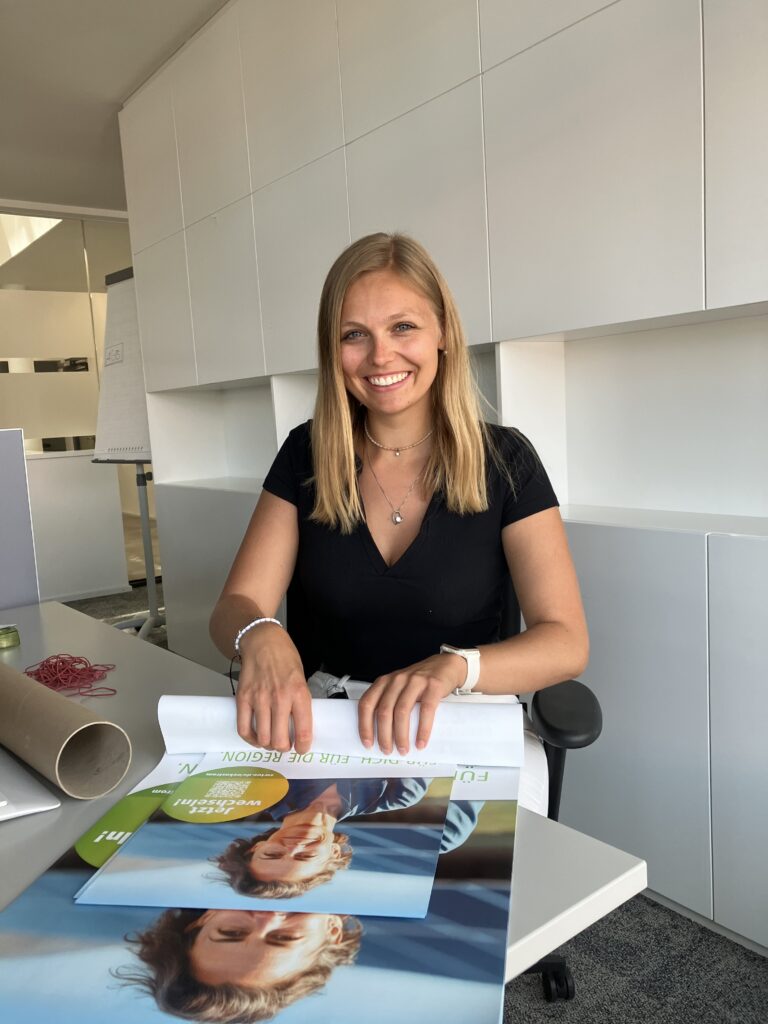 Linda beim Verpacken der Busplakate
