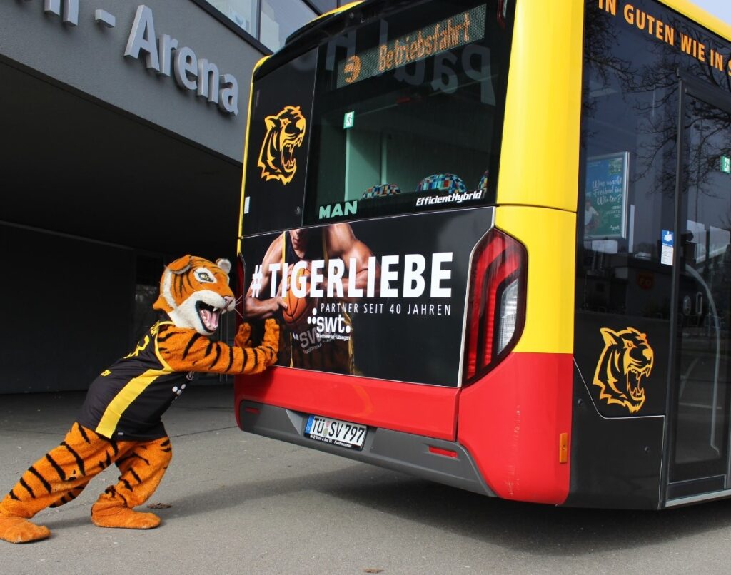 Werbung auf dem TüBus für Tigers Tübingen mit Tiger