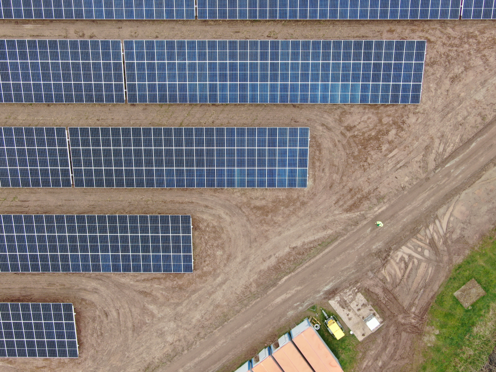 Luftbild Detail, Solarmodule mit Abstand dazwischen, noch unbepflanzt