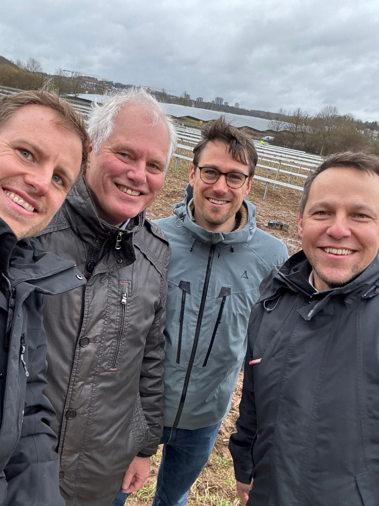 swt-Vertreter bei Inbetriebnahme des Solarparks Traufwiesen, Abteilungsleiter Julian Klett, Geschäftsführer Ortwin Wiebecke, Projektleiter Jannik Maisch, Bereichsleiter Hanno Brühl