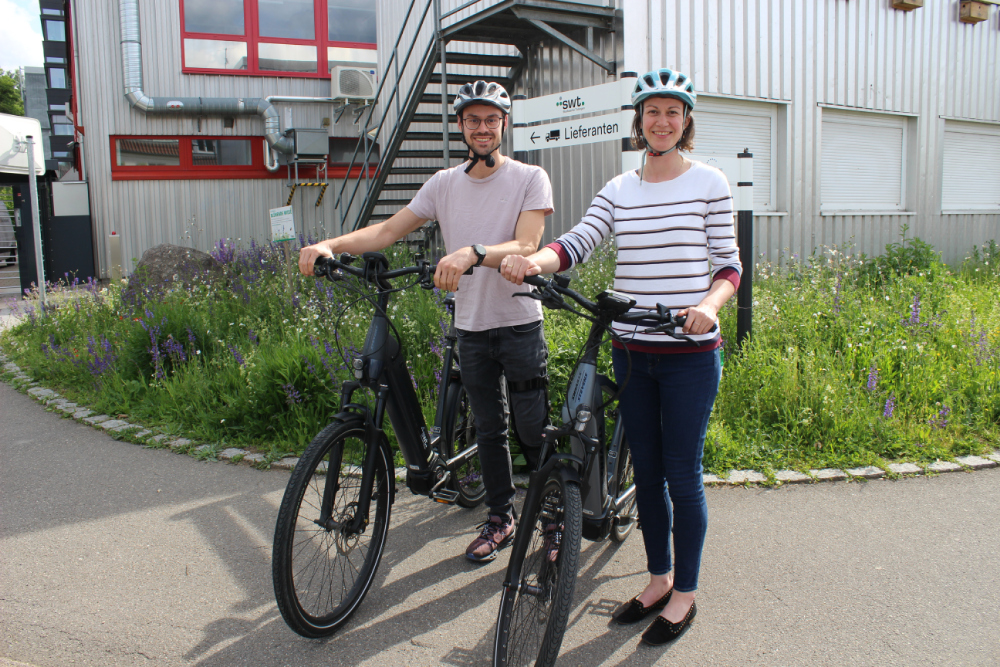 Tim Schneider, Projektleiter, und Kathi Brielmann, Bloggerin, vor ihrer Radtour zum Solarpark