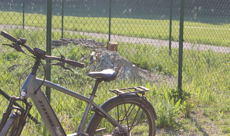 Fahrrad am Zaun des Solarparks