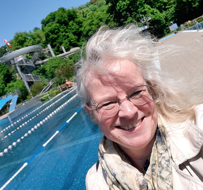 Birgit im Freibad im Mai