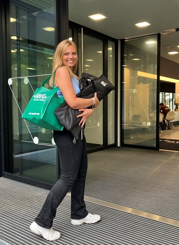 Linda voll bepackt auf dem Weg zum Kundenservice