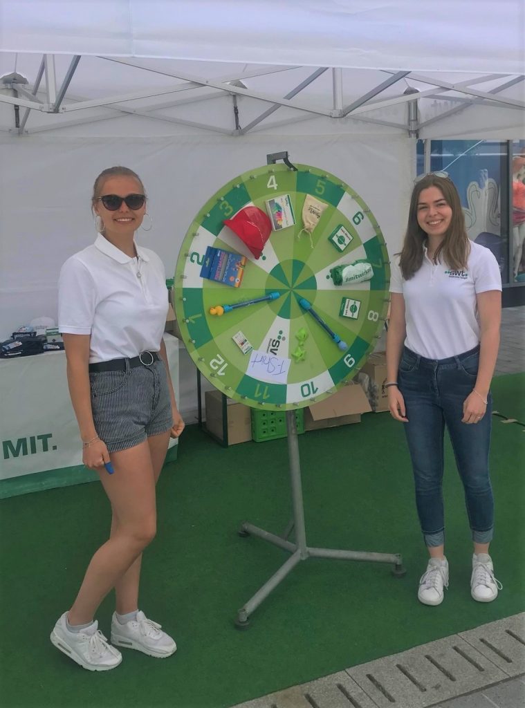 Diese Aufgaben gehörten zu Lindas Welt: Busplakate sortieren, Werbegeschenke verschicken, Stand und Glücksrad betreuen, Events begleiten, Graffiti-Künstler betreuen