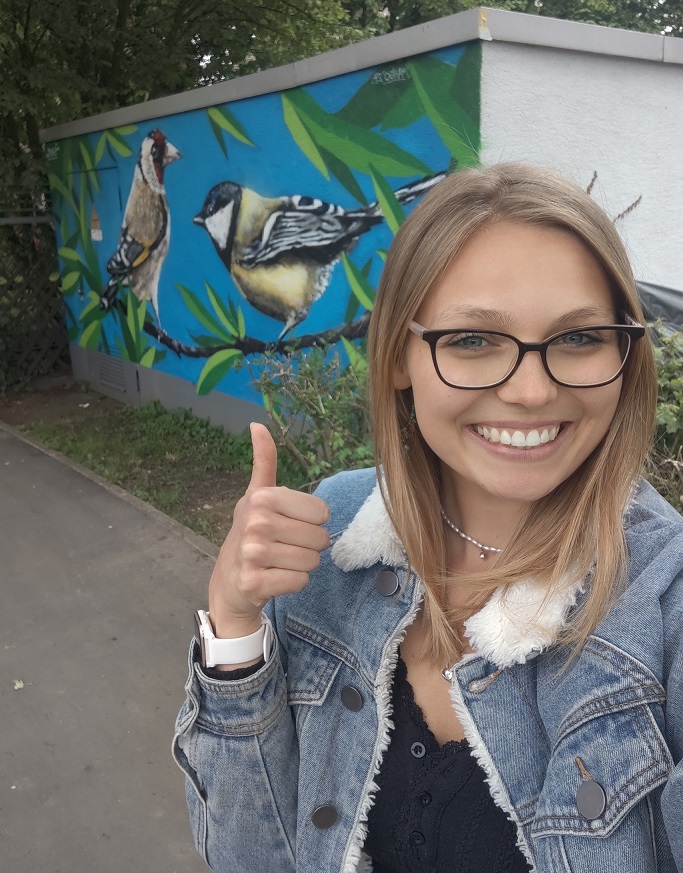 Diese Aufgaben gehörten zu Lindas Welt: Busplakate sortieren, Werbegeschenke verschicken, Stand und Glücksrad betreuen, Events begleiten, Graffiti-Künstler betreuen