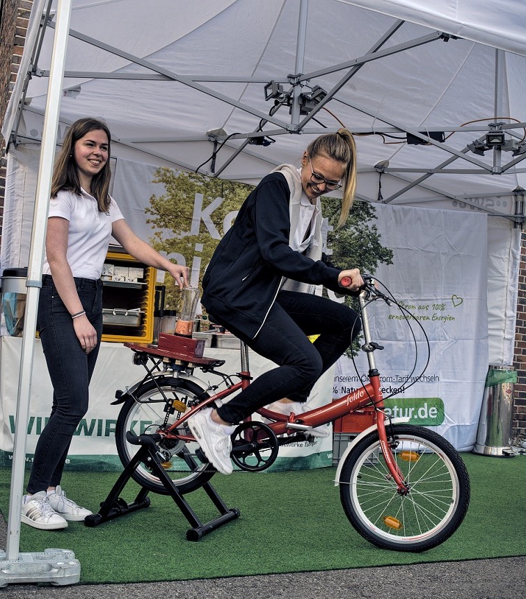 Diese Aufgaben gehörten zu Lindas Welt: Busplakate sortieren, Werbegeschenke verschicken, Stand und Glücksrad betreuen, Events begleiten, Graffiti-Künstler betreuen