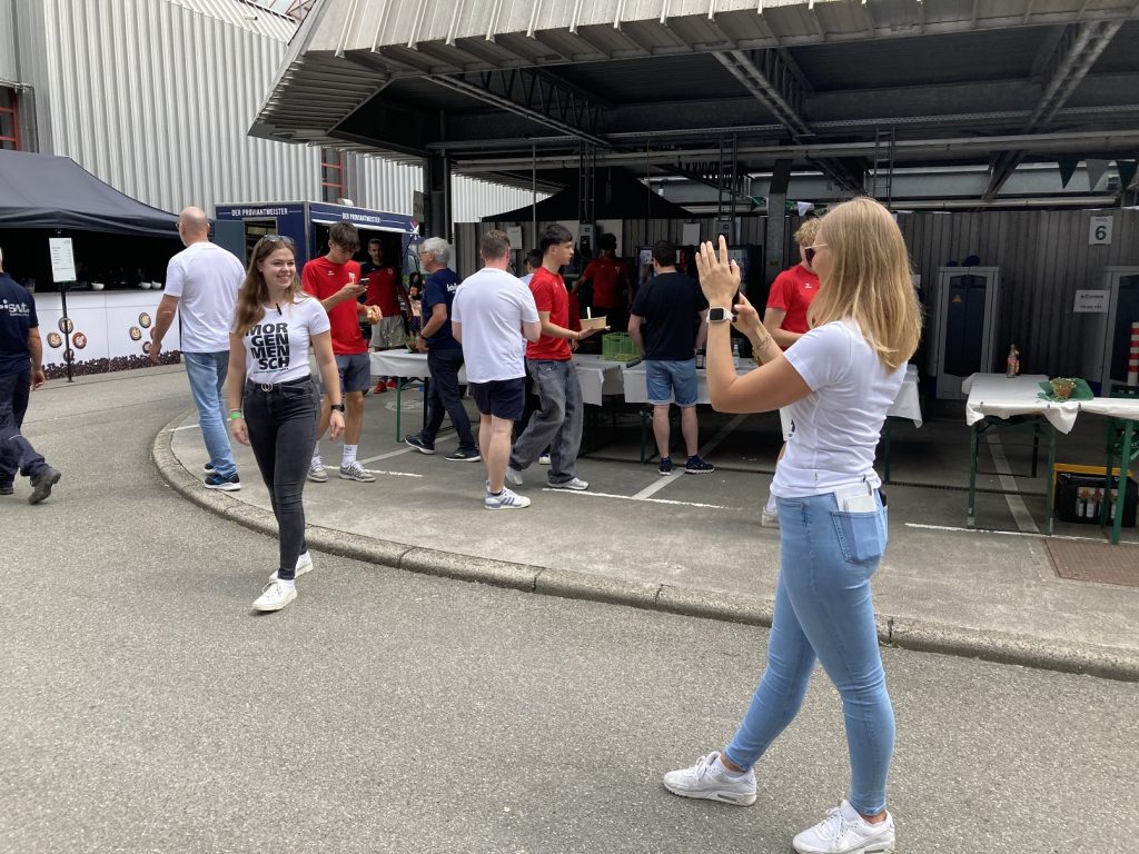Caro und Linda beim Videodreh am Tag der offenen Tür
