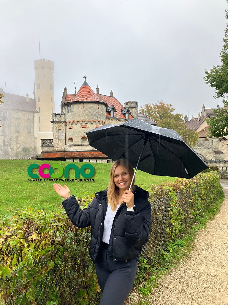 Lindas COONO-Ausflug, Linda mit Regenschirm vor Schloss Lichtenstein