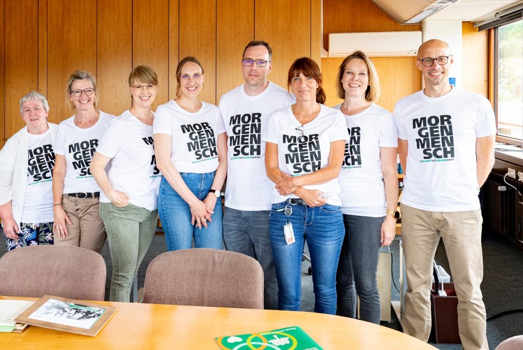 Das Team aus dem 6. Stock, zuständig für die Geschäftsleitung , für Recht und Versicherungen), links Michaela Otto.

