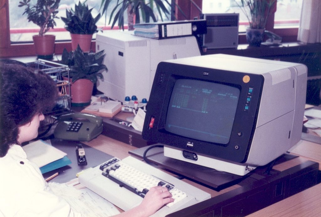 Büroausstattung der 1980er-Jahre, EDV zieht ein, erste Computer - auch Michaela Otto hatte einen