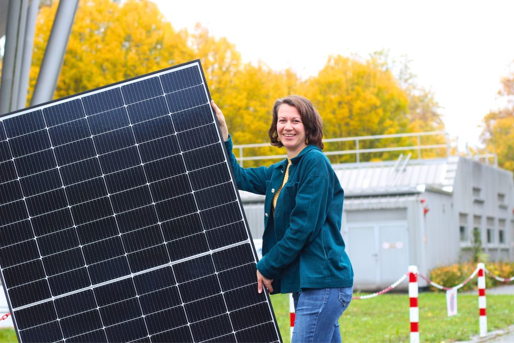 Kathi Brielmann mit PV-Modul für Balkonkraftwerk