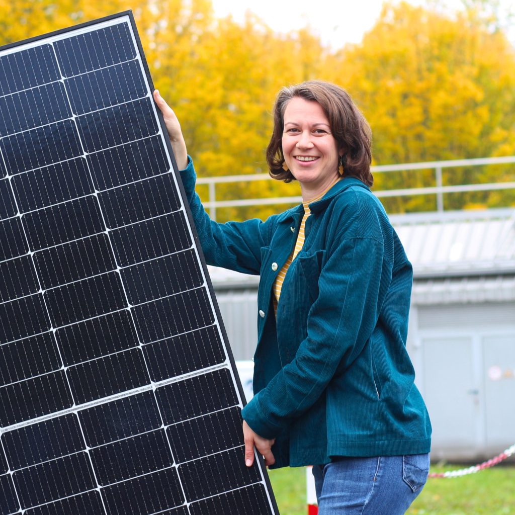 Kathi Brielmann mit Solarmodul für Balkonkraftwerk
