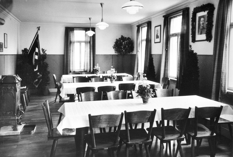 Aufenthaltsraum für Stadtwerke-Mitarbeiter 1938 mit Hitler-Bild und Hakenkreuzfahnet