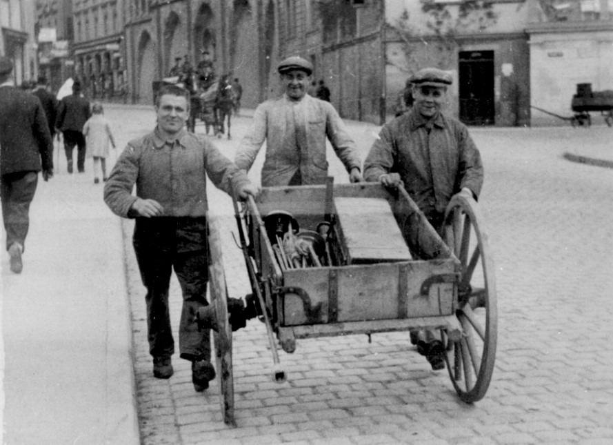 Stadtwerke-Monteure mit Handkarren in er Mühlstraße