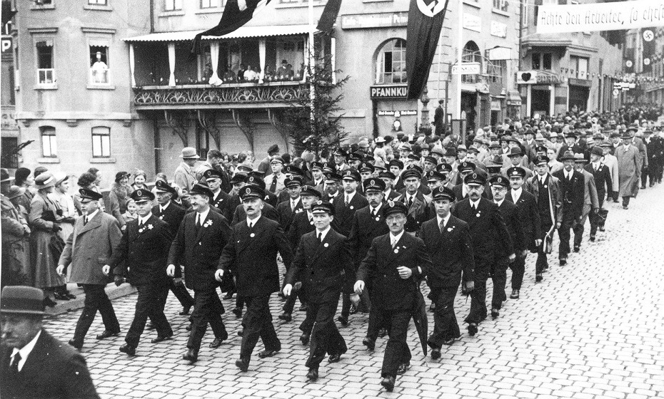 Aufmarsch zur Kundgebung am 1. Mai 1936 in Tübingen mit Formation der Stadtwerke