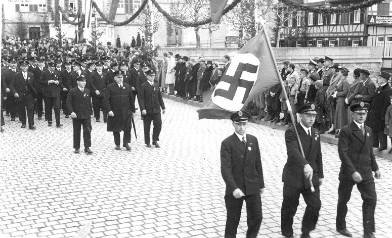 Aufmarsch zur Kundgebung am 1. Mai 1936 in Tübingen mit Formation der Stadtwerke
