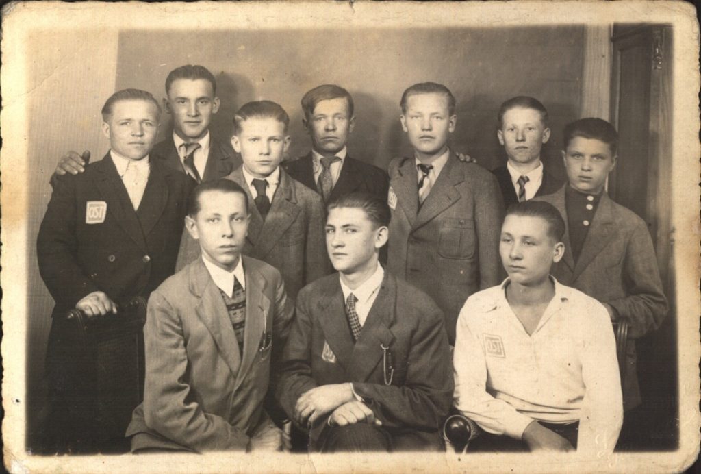 Gruppenbild junger Zwangsarbeiter aus der Region Charkiw, Himmelwerk Tübingen