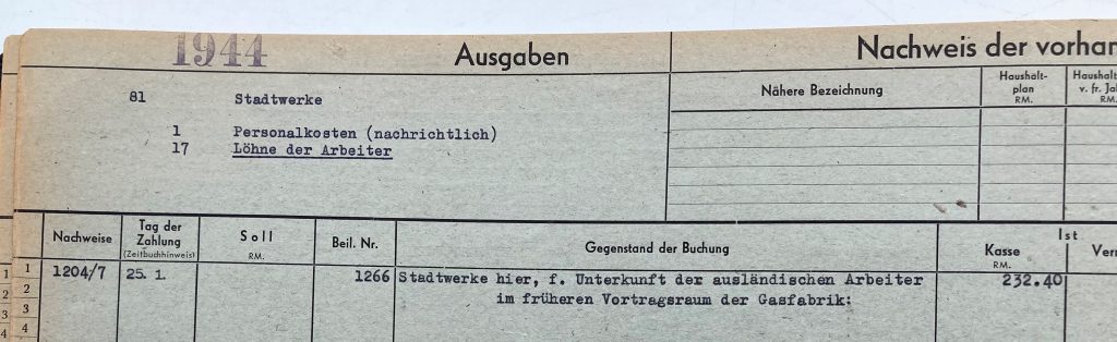 Aus dem "Sachbuch" (Kassenbuch) der Stadtwerke / Tübinger Gaswerk: Abrechnungen von Löhnen, Kleidung, Unterkunft für "Ostarbeiter"