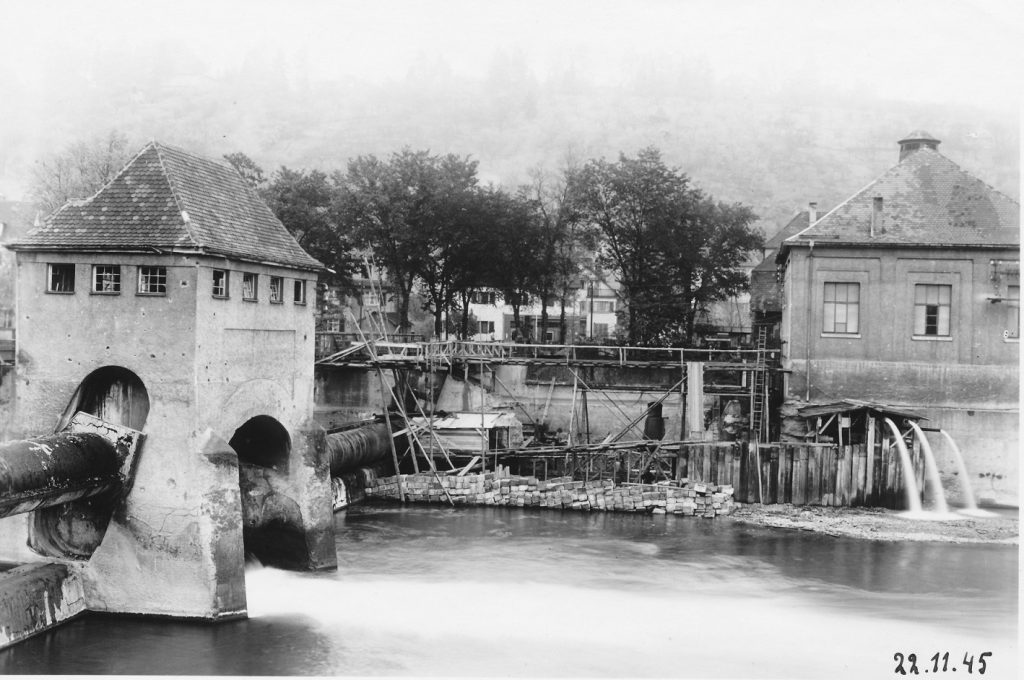 Der Krieg erreicht Tübingen im Januar 1945. Bombenschäden am Neckarwerk 1945
