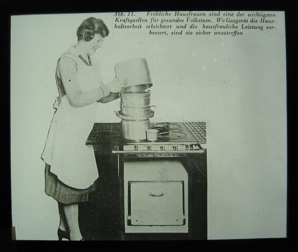 Dia-Vortrag für Stadtwerke-Mitarbeiter der 1930er-Jahre: Das Gaswerk als Wirtschaftsmacht, glückliche Hausfrau