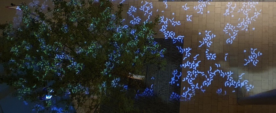 Gobo: Schablonen zeichnen Muster aus Licht auf den Platz