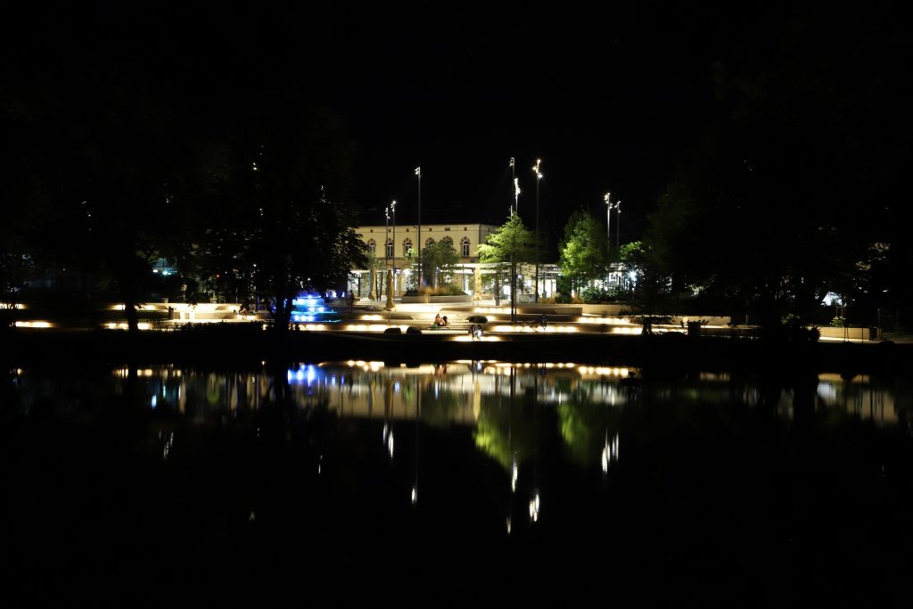 Blick über den Anlagensee zum Tübinger Bahnhof bei Nacht