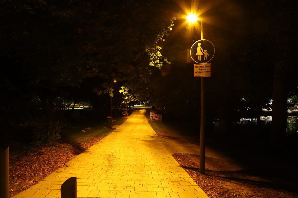 Bernsteinfarbenes Licht im Anlagenpark