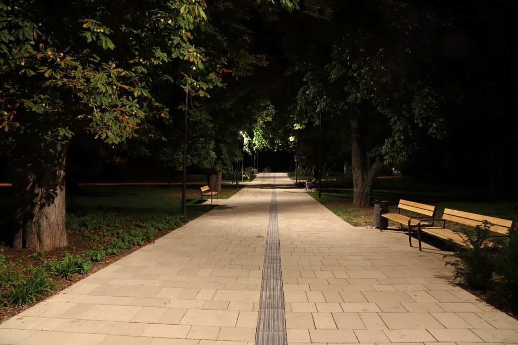 Bernsteinfarbenes Licht im Anlagenpark