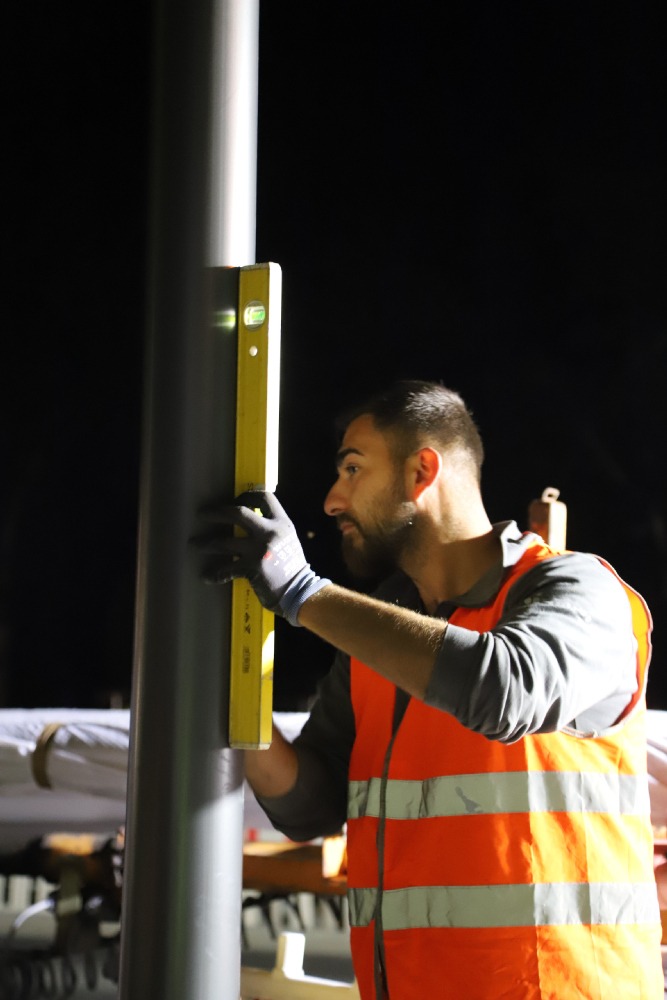 Kabelziehen, Leuchten einbauen, Masten stellen: Arbeit des Beleuchtungs-Teams rund um den Busbahnhof, bei Tag und bei Nacht