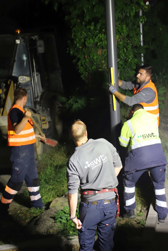 Kabelziehen, Leuchten einbauen, Masten stellen: Arbeit des Beleuchtungs-Teams rund um den Busbahnhof, bei Tag und bei Nacht