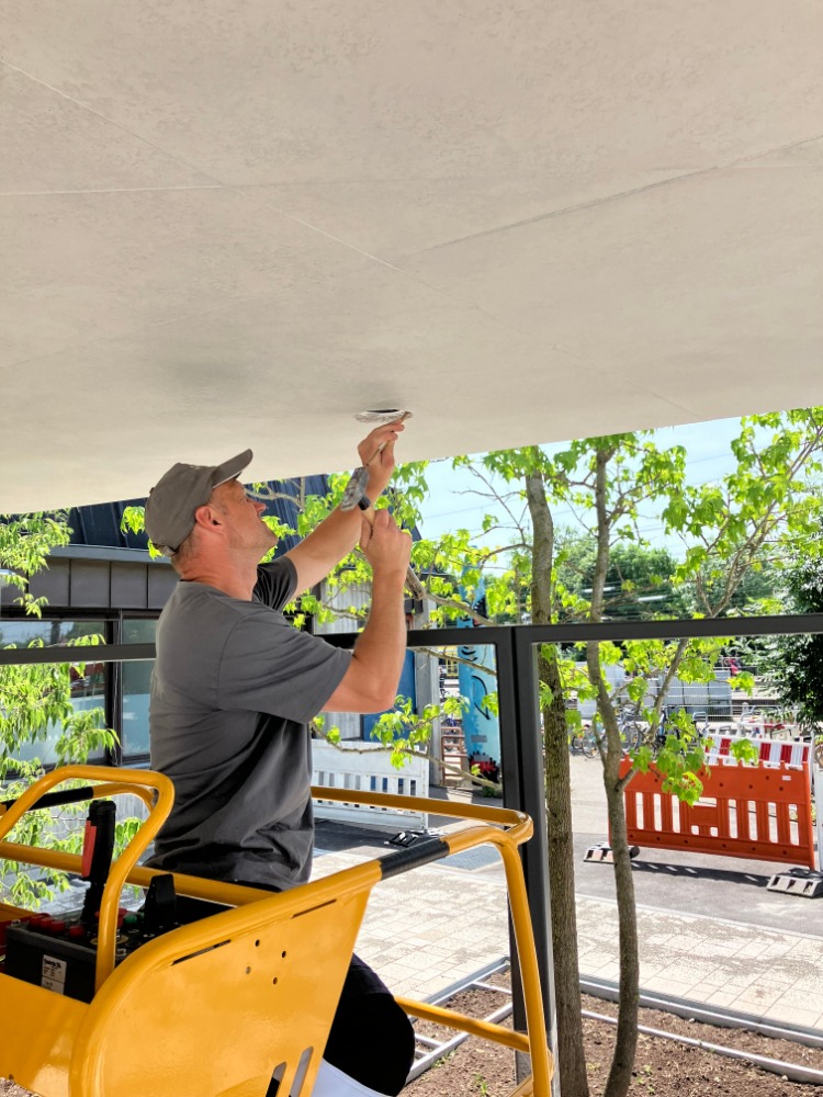 Kabelziehen, Leuchten einbauen, Masten stellen: Arbeit des Beleuchtungs-Teams rund um den Busbahnhof, bei Tag und bei Nacht