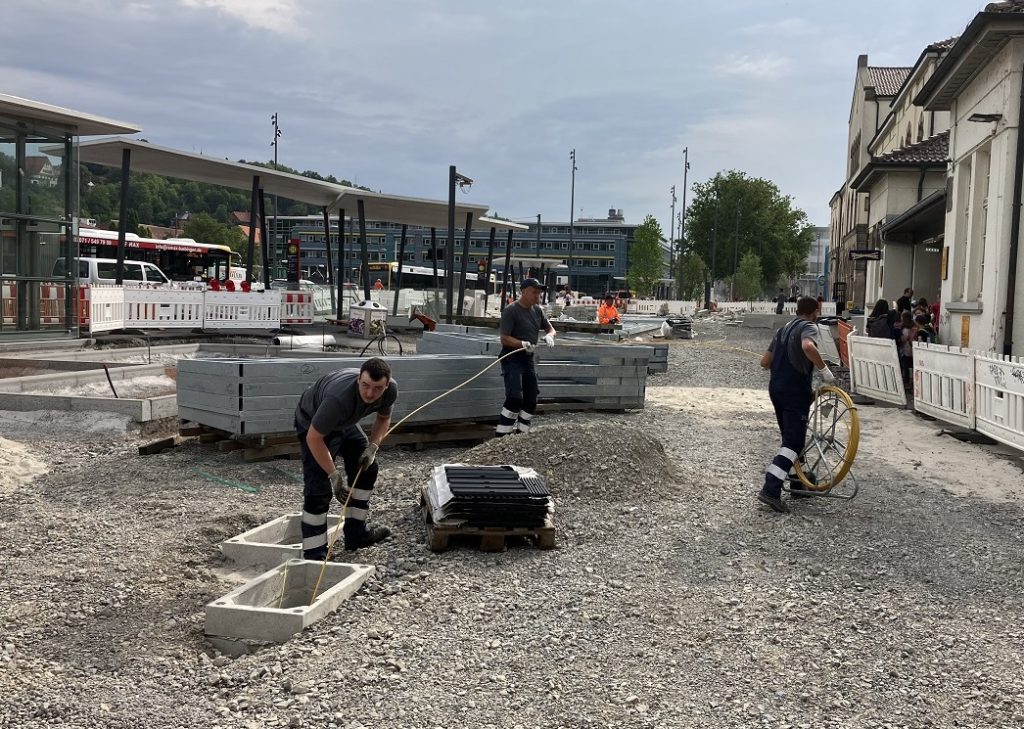 Kabelziehen, Leuchten einbauen, Masten stellen: Arbeit des Beleuchtungs-Teams rund um den Busbahnhof, bei Tag und bei Nacht