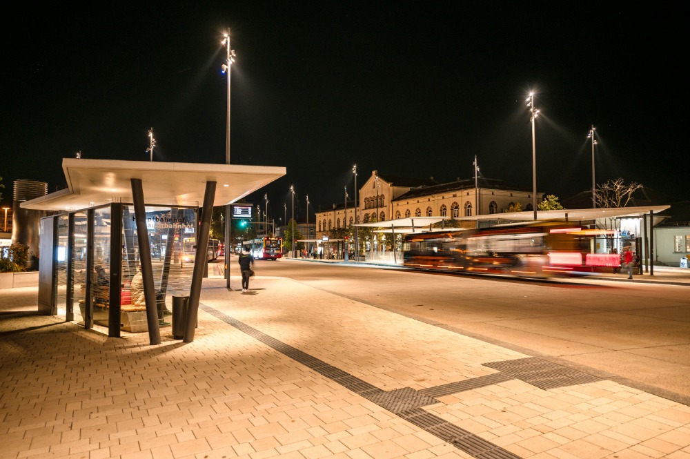 Tübingens Busbahnhof strahlt im neuen Licht