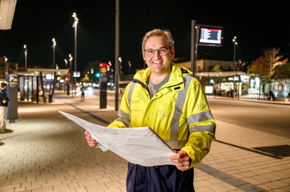 Fabian Bauer, Teamleiter Straßenbeleuchtung bei den Sradtwerken, bringt Licht an den Busbahnhof