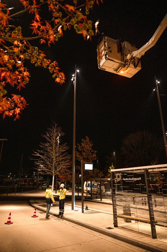 Kabelziehen, Leuchten einbauen, Masten stellen: Arbeit des Beleuchtungs-Teams rund um den Busbahnhof, bei Tag und bei Nacht