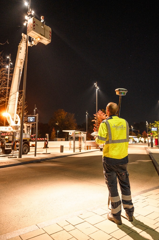 Wo soll das Licht hinfallen? Justierung der Leuchten an den hohen Masten mit dem Laserpointer