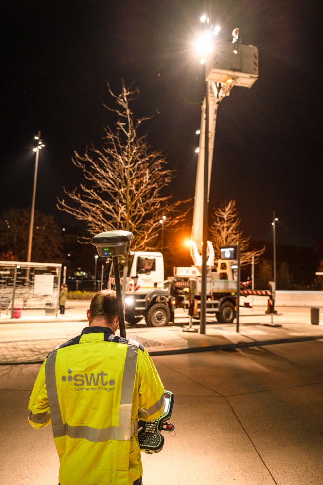 Wo soll das Licht hinfallen? Justierung der Leuchten an den hohen Masten mit dem Laserpointer