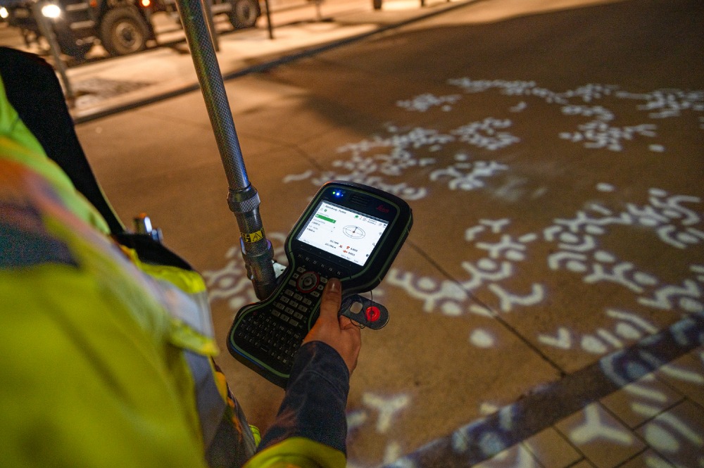 Gobo: Schablonen zeichnen Muster aus Licht auf den Platz