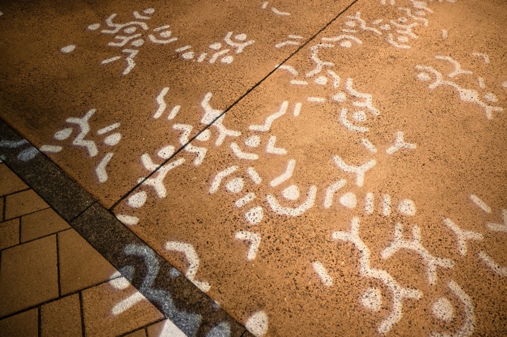 Gobo: Schablonen zeichnen Muster aus Licht auf den Platz