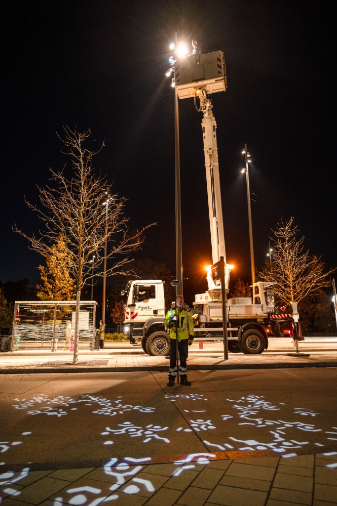 Wo soll das Licht hinfallen? Justierung der Leuchten an den hohen Masten mit dem Laserpointer