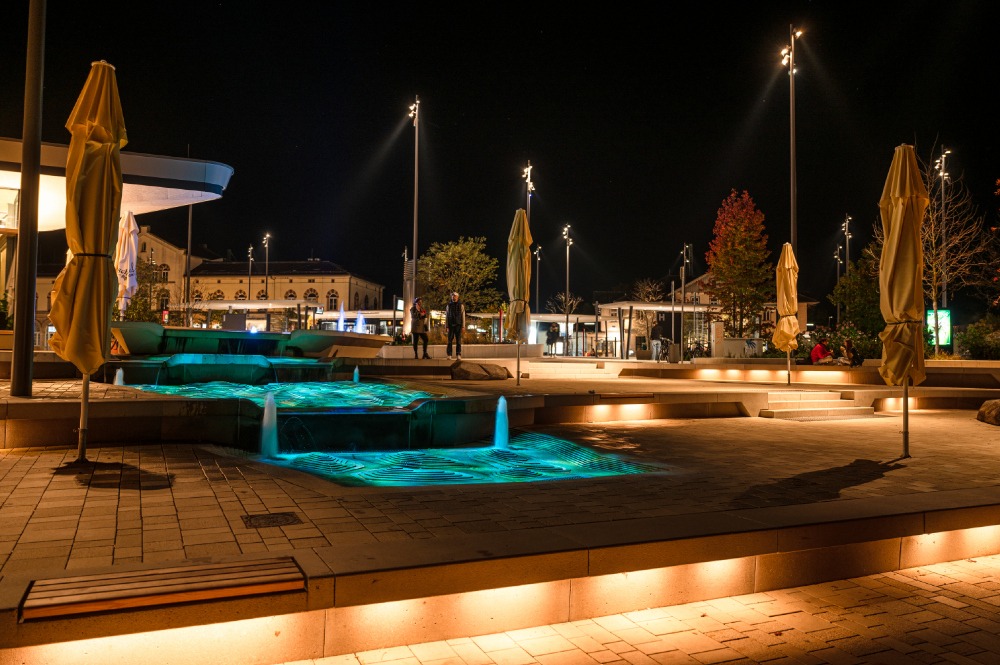 Beleuchtete Wasserspiele beim Café und der See-Terrasse