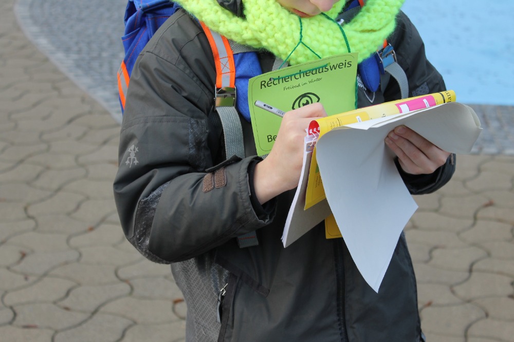 ZiSch-Reporterin mit "Recherche-Ausweis"