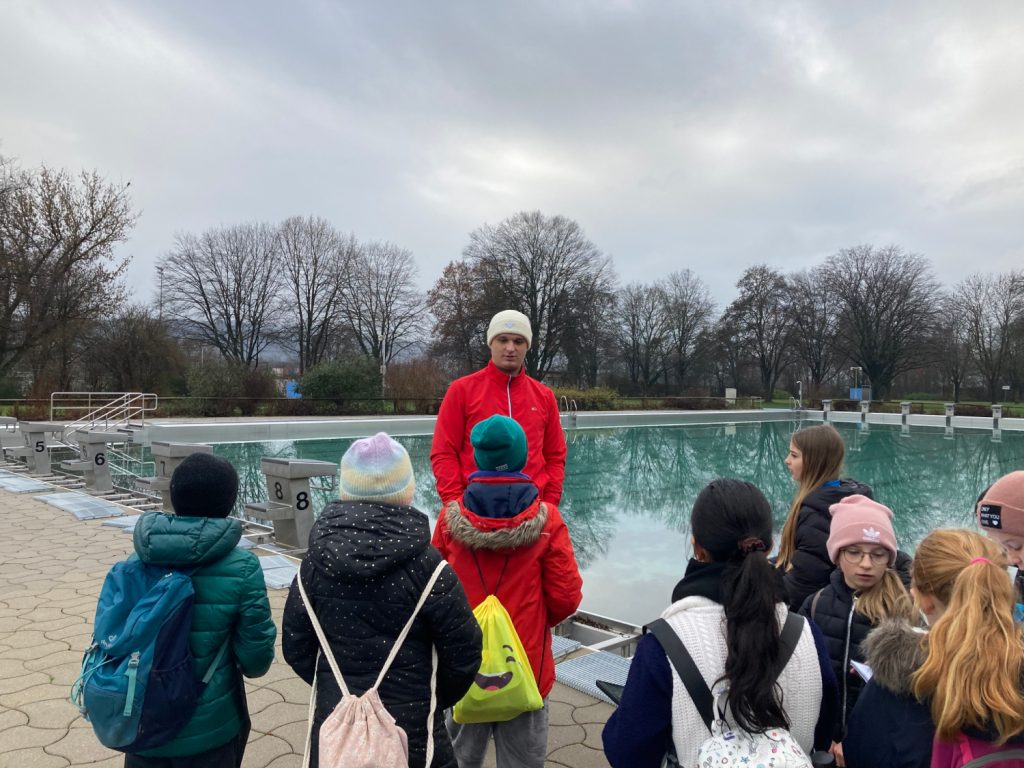 ZiSch-Klasse bei Führung im Freibad in Winter