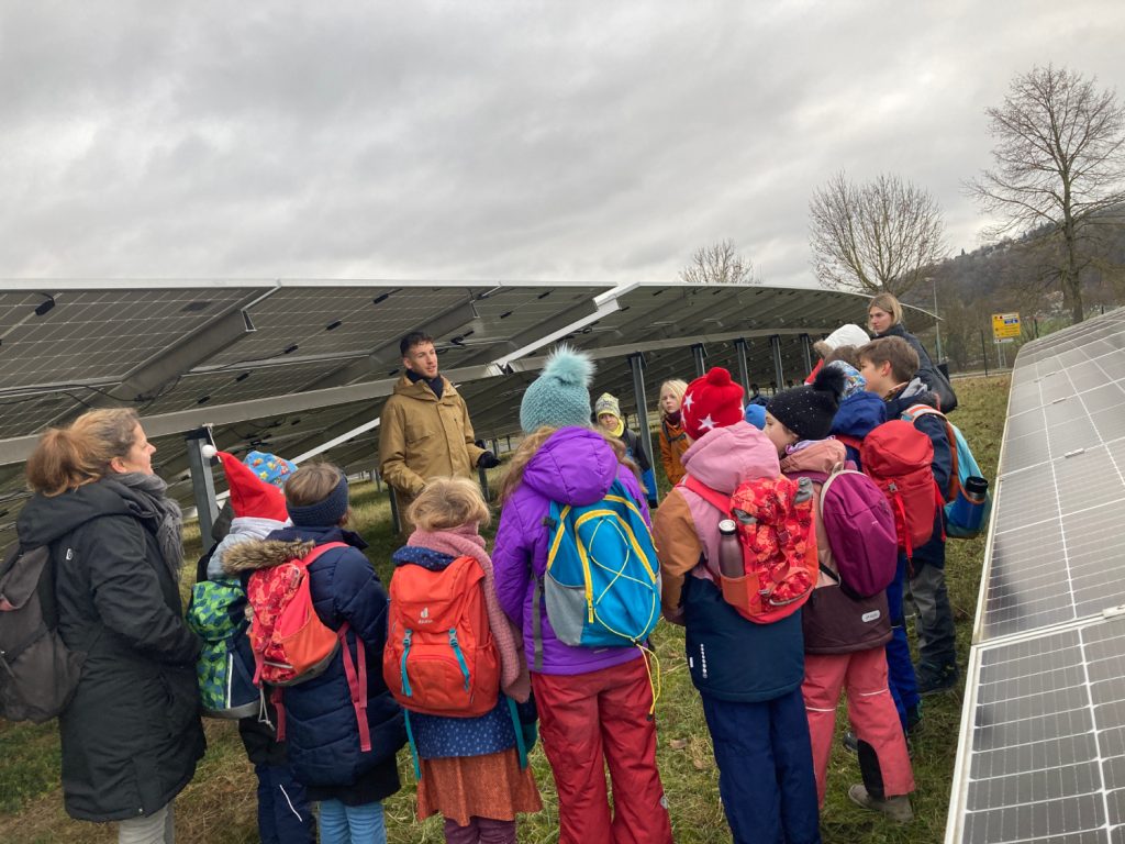 Führung für eine Schulklasse im Solarpark Lustnauer Ohren