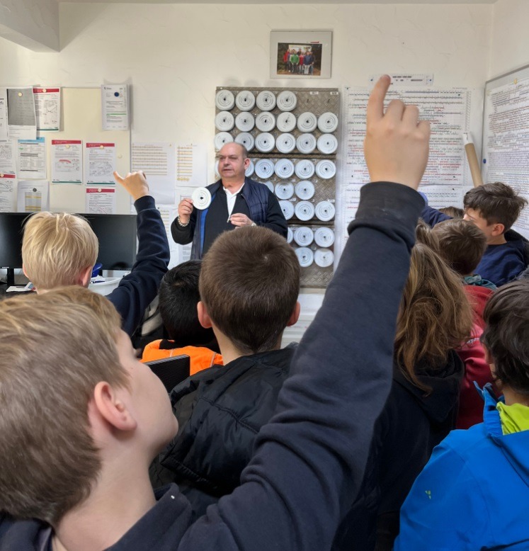 ZiSch-Klassen besuchen mit Thomas Creczko den swt-Verkehrsbetrieb und die TüBus-Leitstelle.