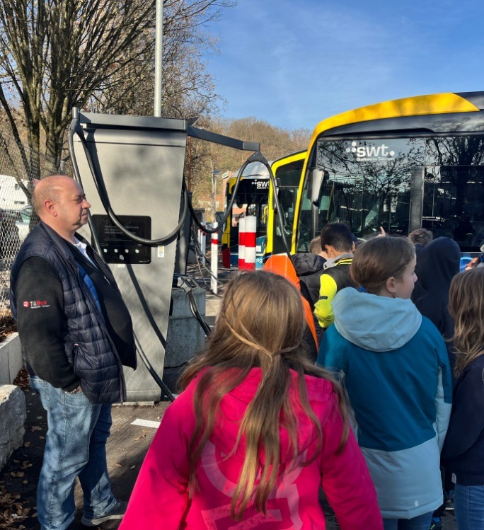 ZiSch-Klassen besuchen mit Thomas Creczko den swt-Verkehrsbetrieb und die TüBus-Leitstelle. Hier Busse an der Ladestation